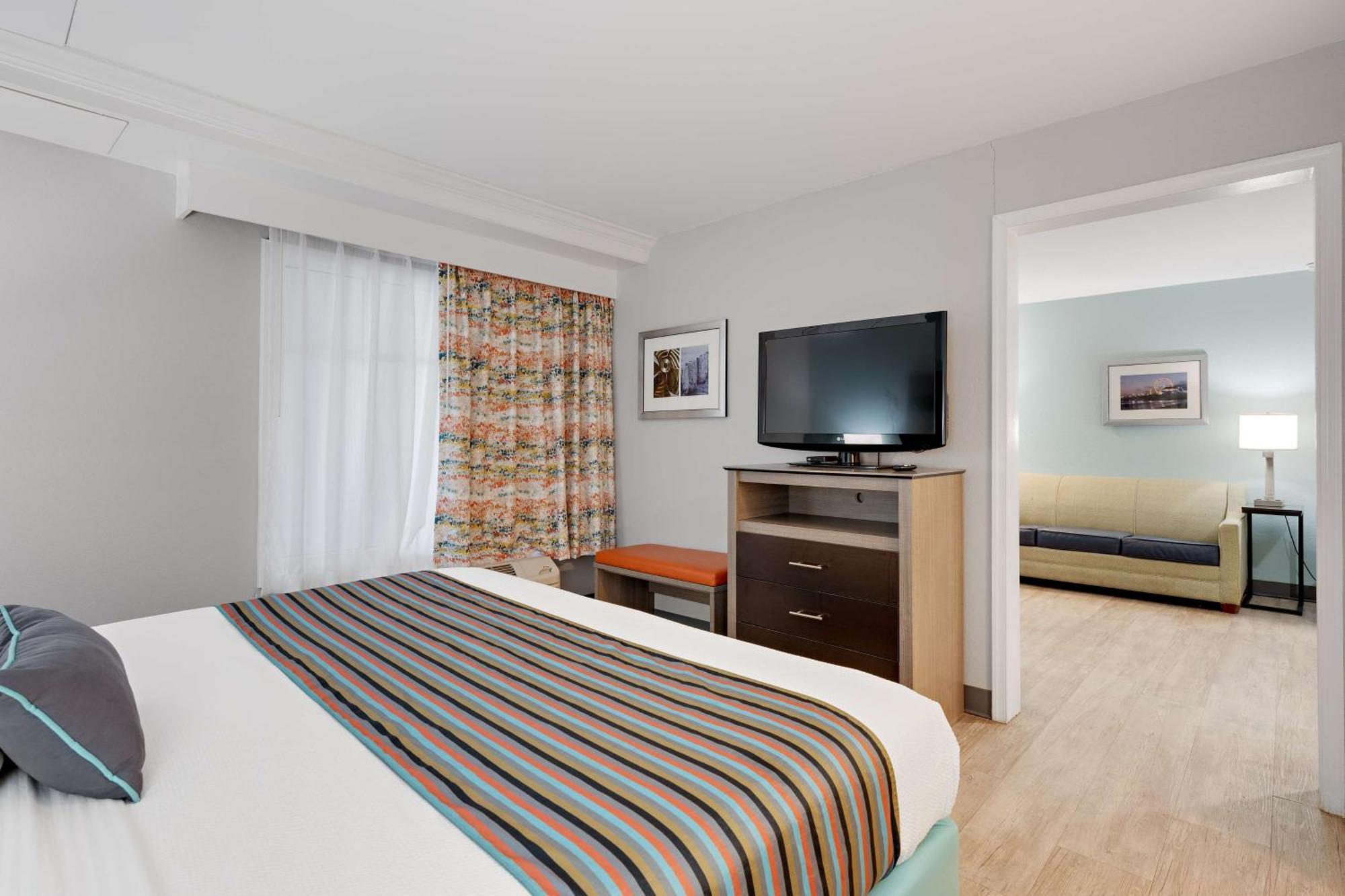 Best Western Plus Holiday Sands Inn & Suites Norfolk Exterior photo